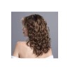 Perruque mi longue frisée, un look tendance