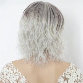 Perruque Mi-Longue Ondulée Gris Méché avec Frange – Racines Foncées