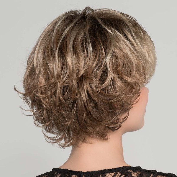 Perruque courte monofilament, un style très féminin